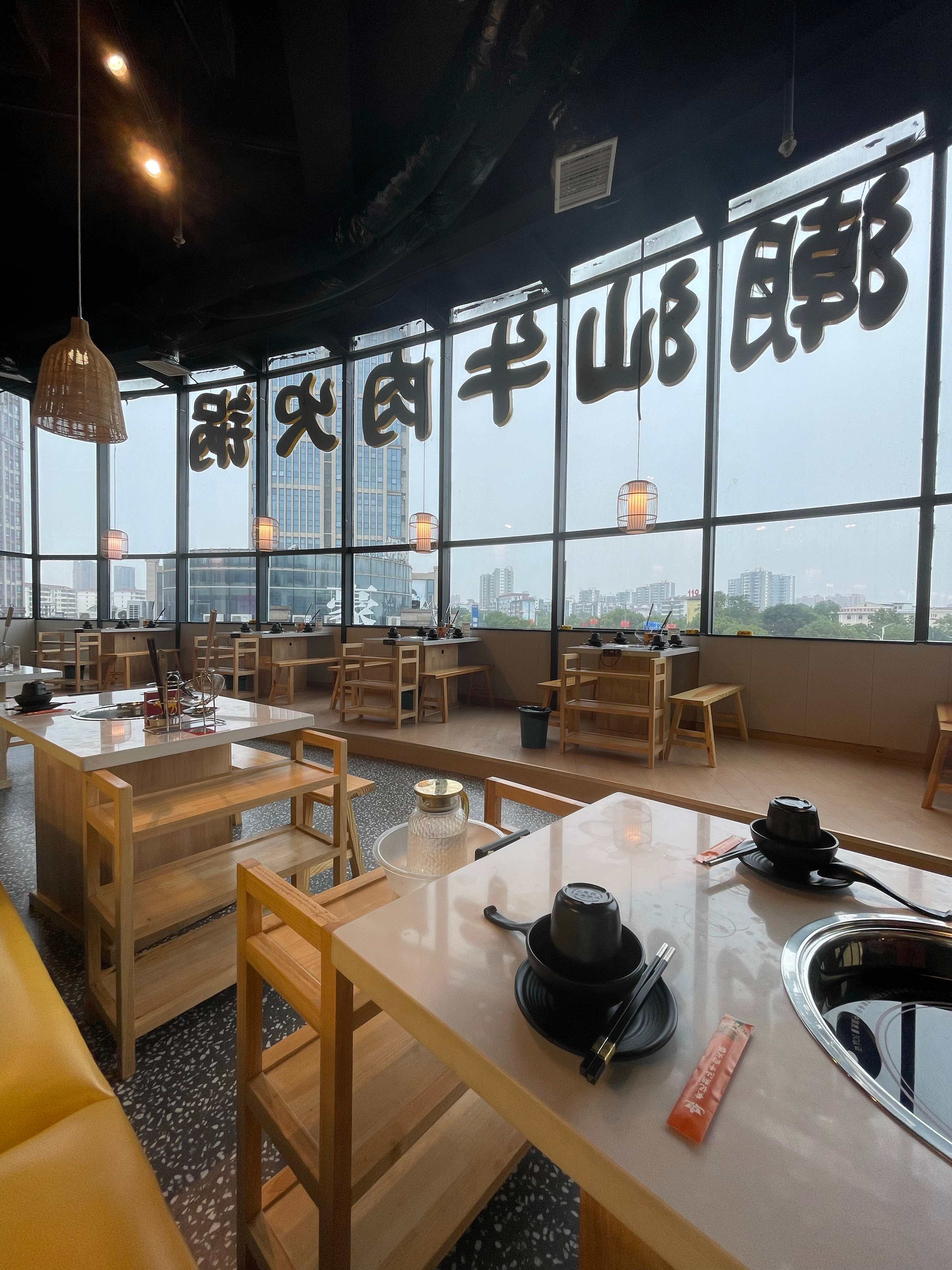 和高中同学约饭，吃潮汕牛肉锅。我不太敢在俺们县城吃烤肉，据说肉不好，更不敢吃海鲜