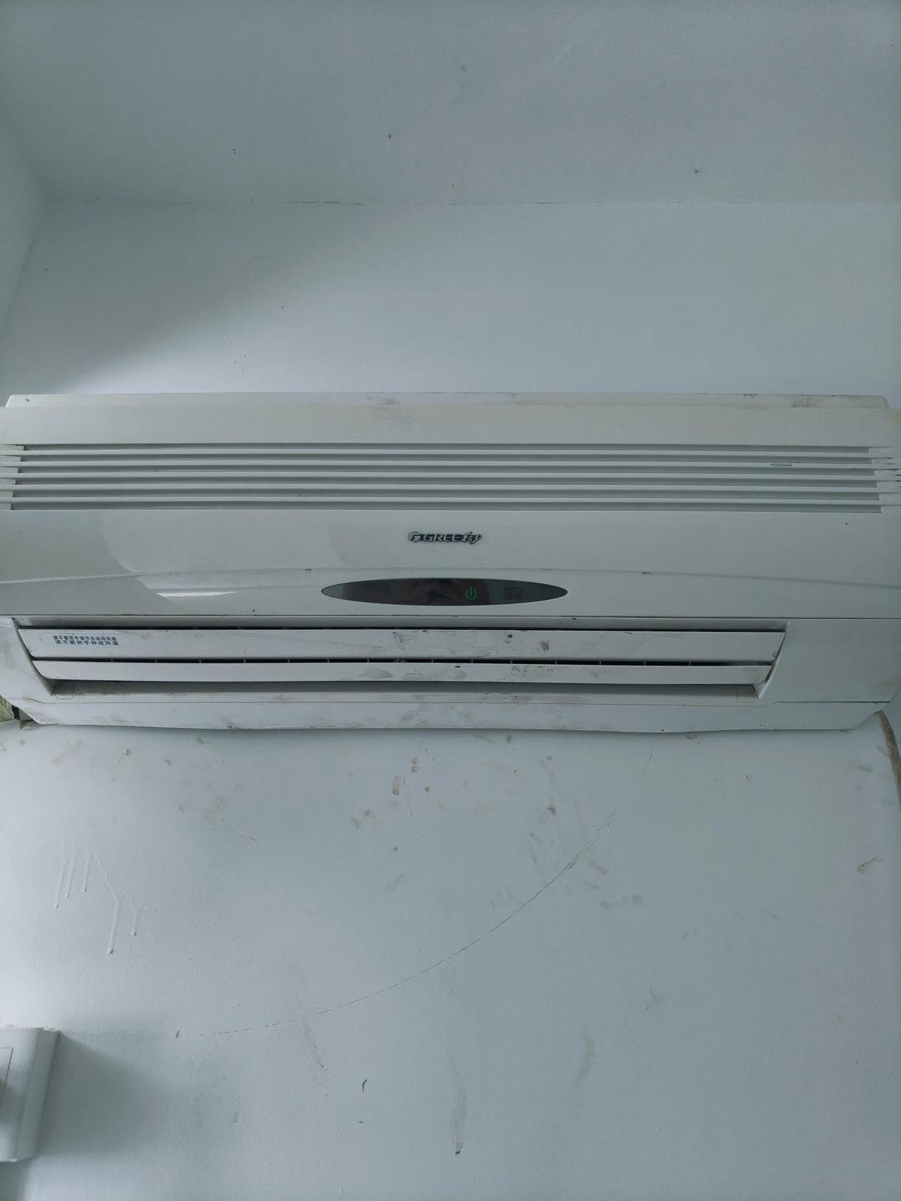 十八载格力：岁月沉淀的品质勋章
 
在二手市场偶然邂逅的这台格力空调，像一位沉默