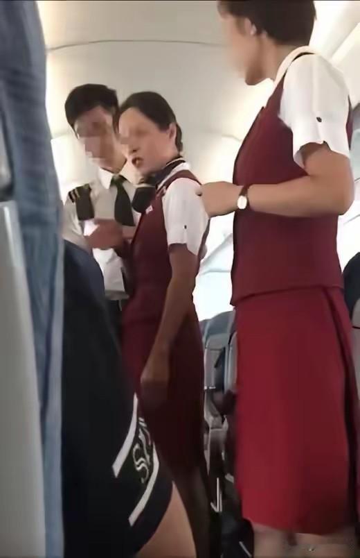 男乘客没素质，不依不饶的折磨空姐！即是撞了一下，也可以投诉，空姐已向你多次下跪、