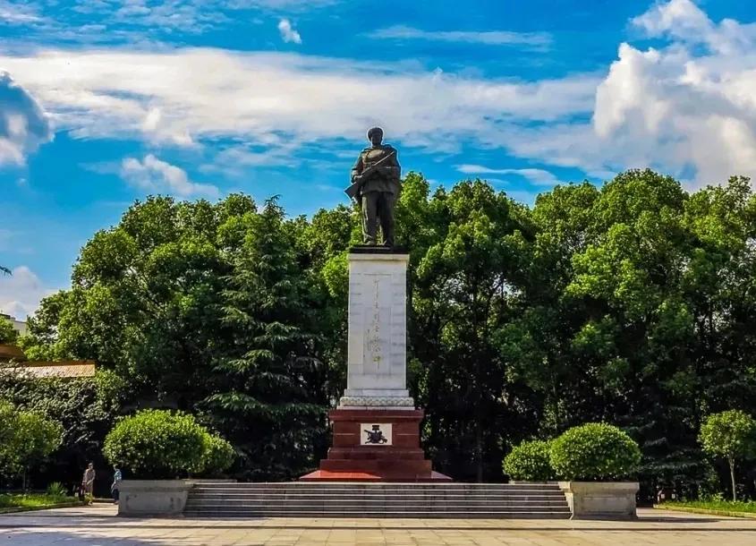 国庆思功臣

⊙李熙元

从前江山靠你打，
未来社稷需汝卫。
民族脊梁高高挺，