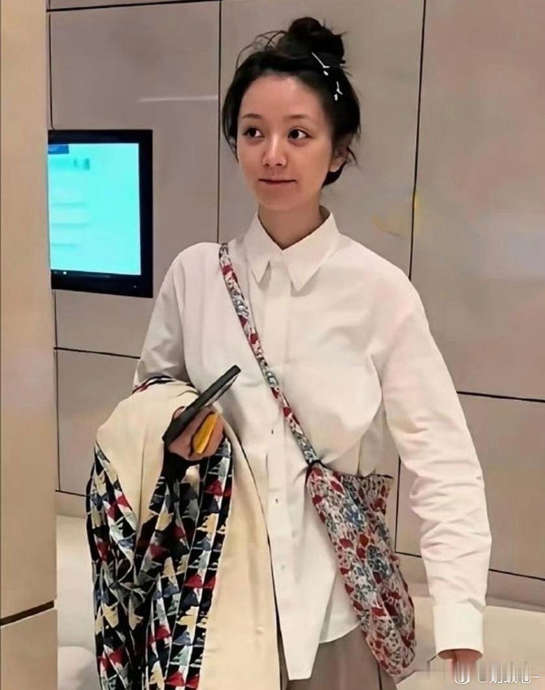 田曦薇素颜和上镜差别好大！活动造型甜美亮眼，辨识度超高。一旦素颜出门，气质瞬间变