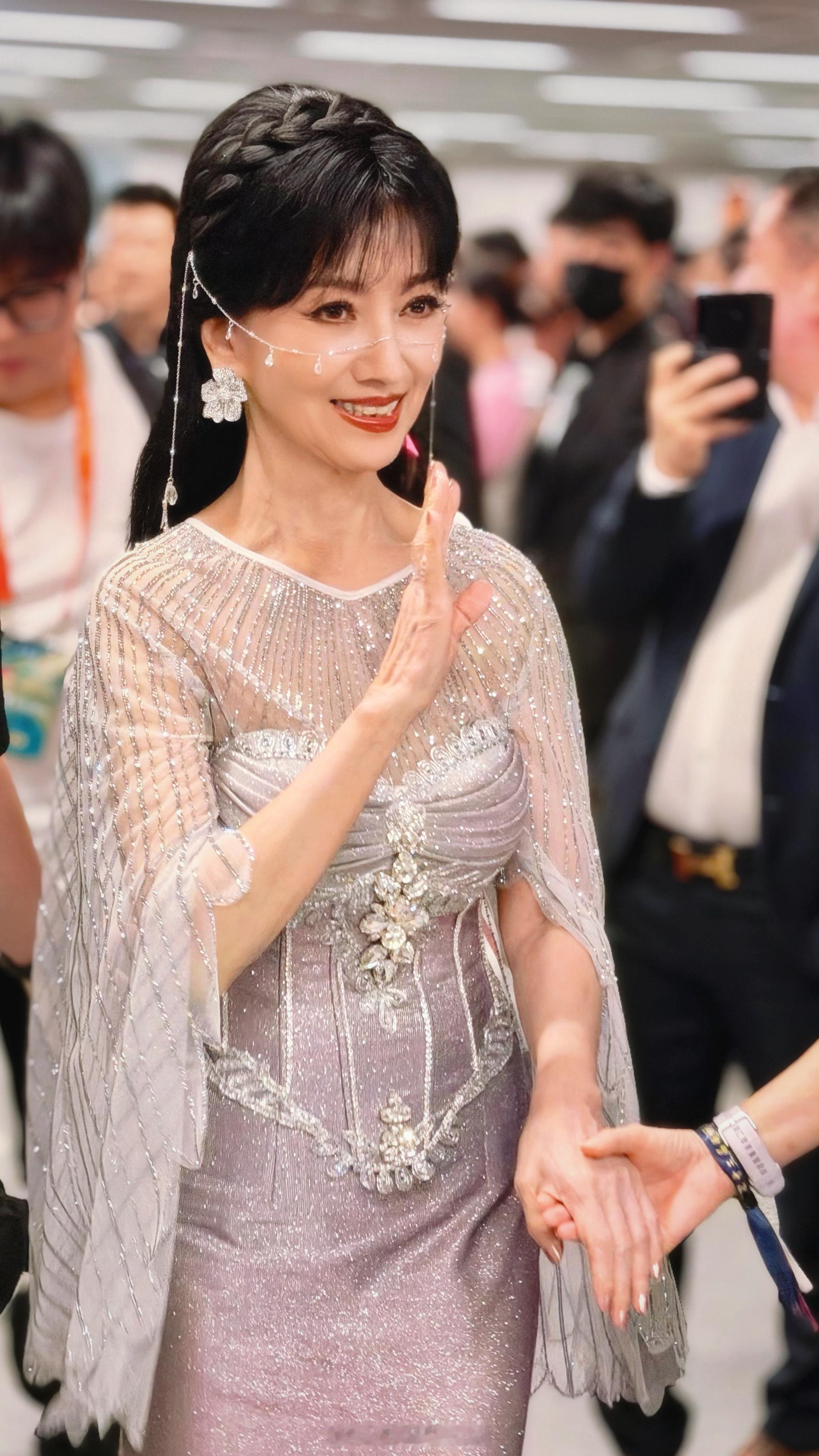 赵雅芝[超话]赵雅芝脸帘赵雅芝红毯造型流光溢彩脸帘摇曳，流光满裙，芝姐的红毯造型