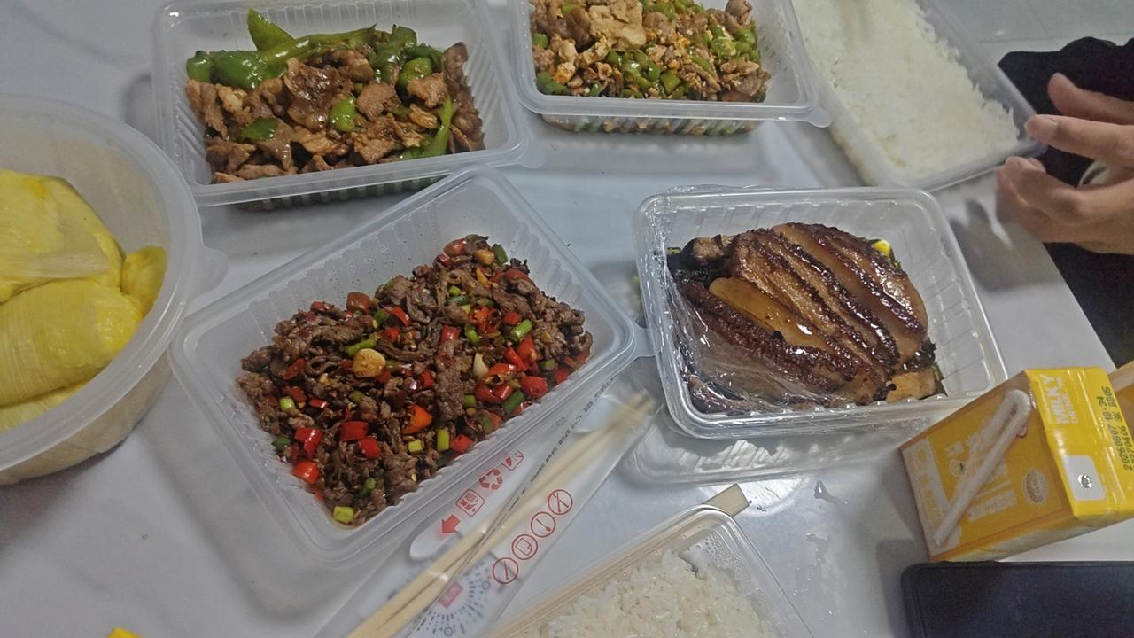 昨天六点出发去湖南，也没觉得拿多少东西，后备箱竟然塞的满满的。

儿子开车，儿媳