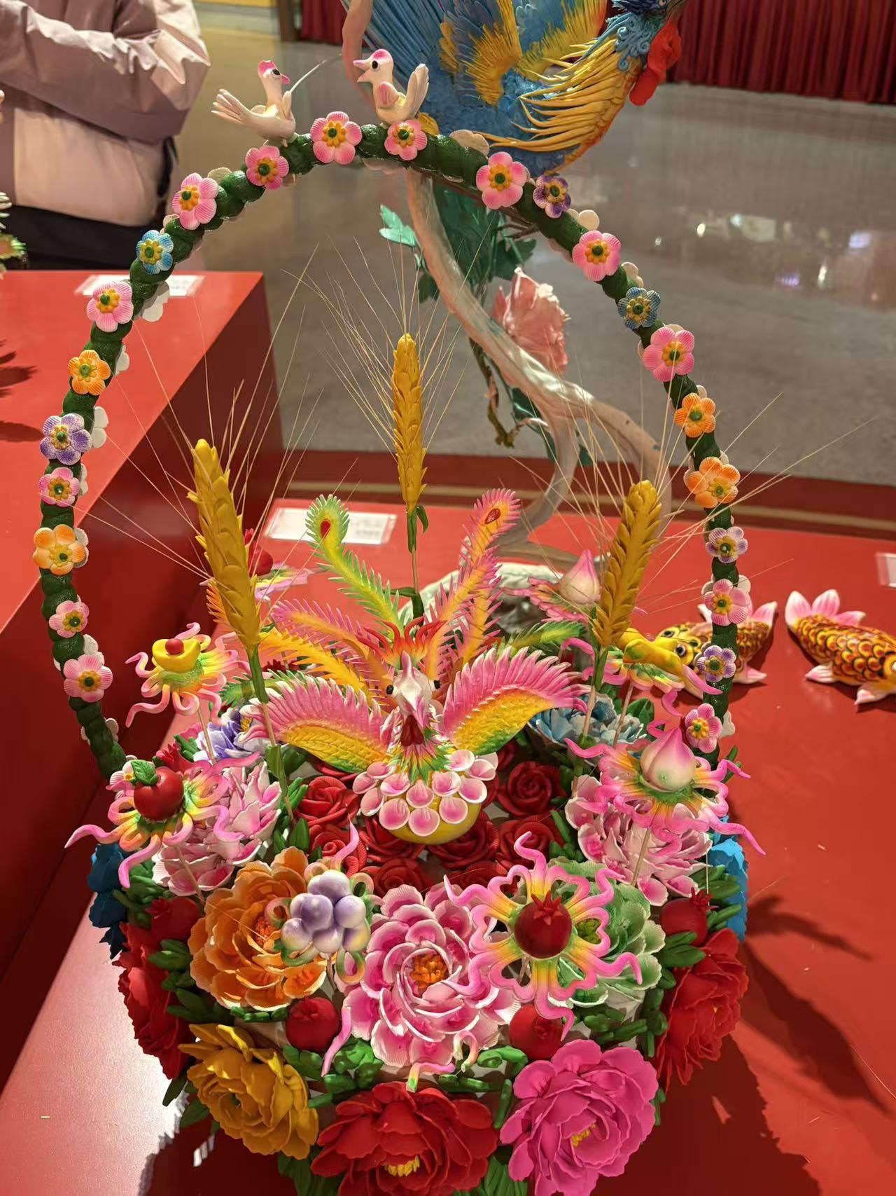 清新文雅的诗句宛如春日微风，沁人心脾。纳兰性德“半世浮萍随逝水，一宵冷雨葬名花”