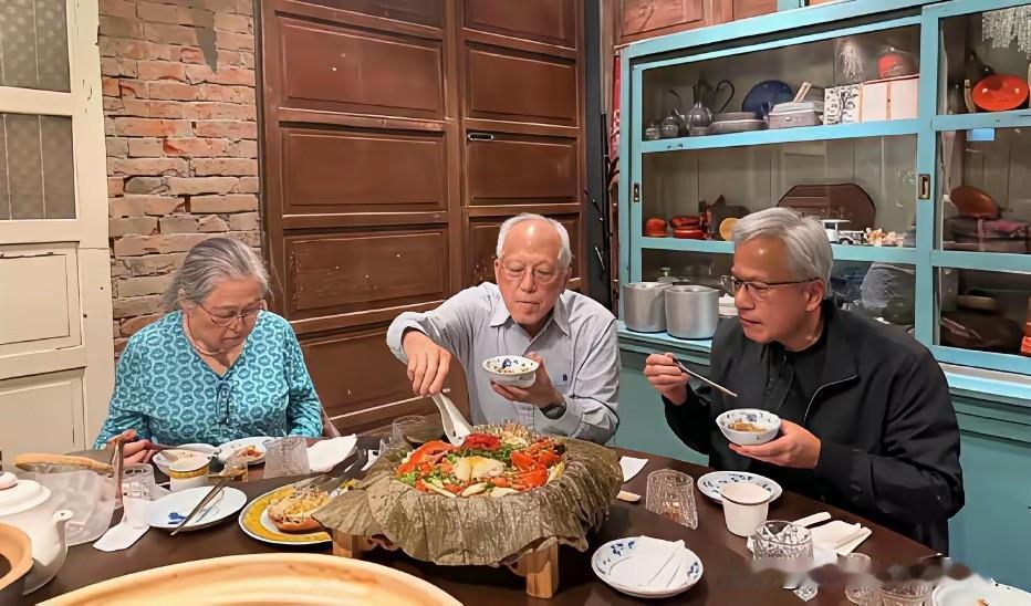黄仁勋父母头发白了是年龄大的原因，父母都90以上高龄。而黄仁勋不过50多岁，头发