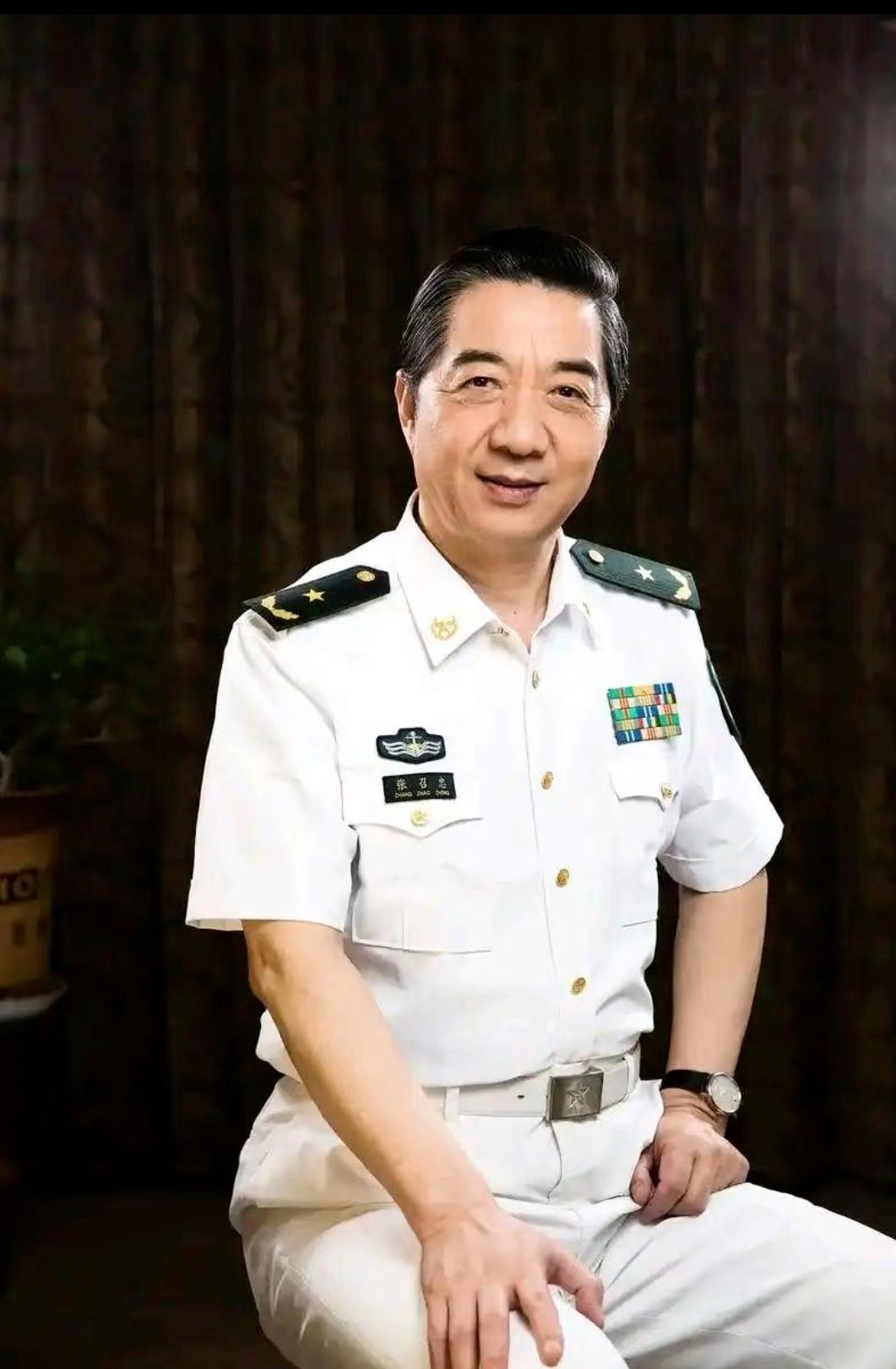 当年特朗普刚当上总统，局座张召忠就开玩笑说过，让他连干两届，能把美国从世界第一带