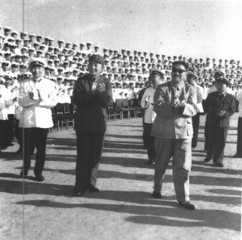 1964年刘志坚（右一）陪同贺龙元帅、罗瑞卿大将、萧劲光大将接见海军会议代表，