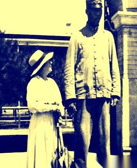 翻开搜狐网的一篇旧报道，1953年的上海滩，死了一个85岁的扫地老头。
出殡那天