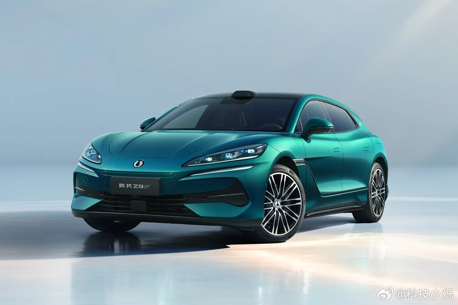 今天刷到腾势和丹尼尔·克雷格的合作，巨星助阵腾势启新程。在我看来，好的品牌合作从