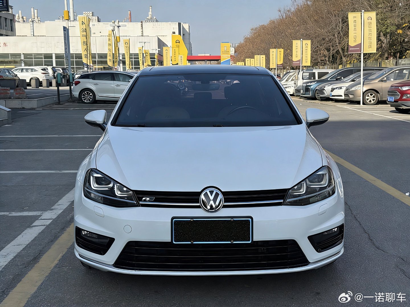 这个真帅 白色r-line的颜值在两厢车里也算顶呱呱了 哈哈哈 特别耐看 哪怕再