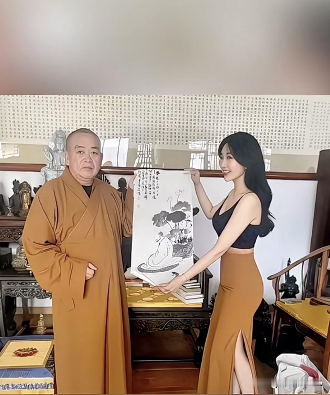这是释永信和女明星的合影，女明星看着好面熟，但想不起是哪一位？女星穿着很性感，身
