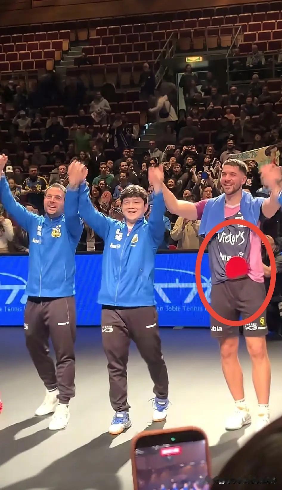 樊振东在笑啥？他在笑弗朗西斯卡把球拍塞在了裤子里。德甲还真的是挺宽容的。想当初2