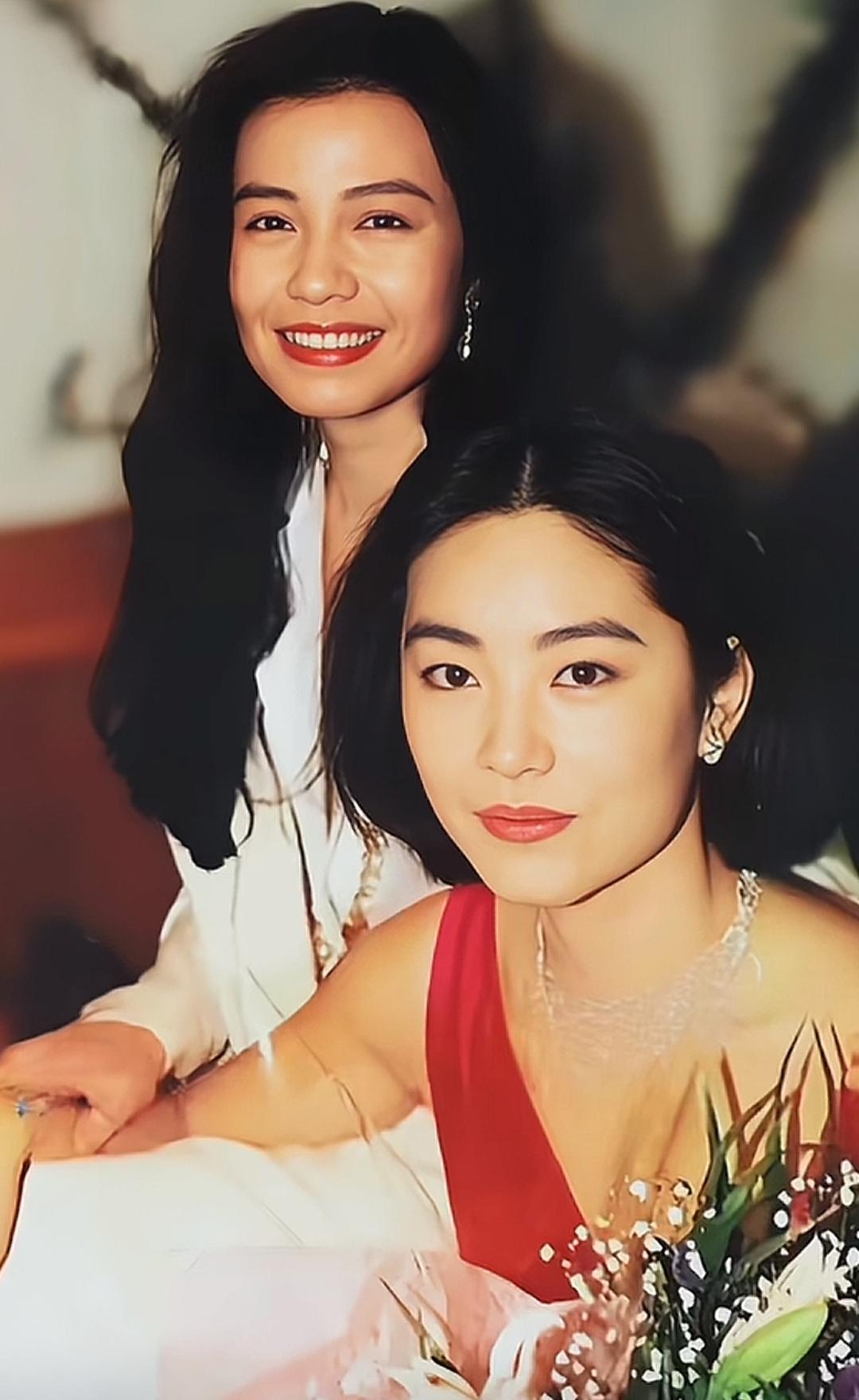 姐妹花一起开心度过美好时光💕这两位美女认识吗？可以说是大姐大人物。