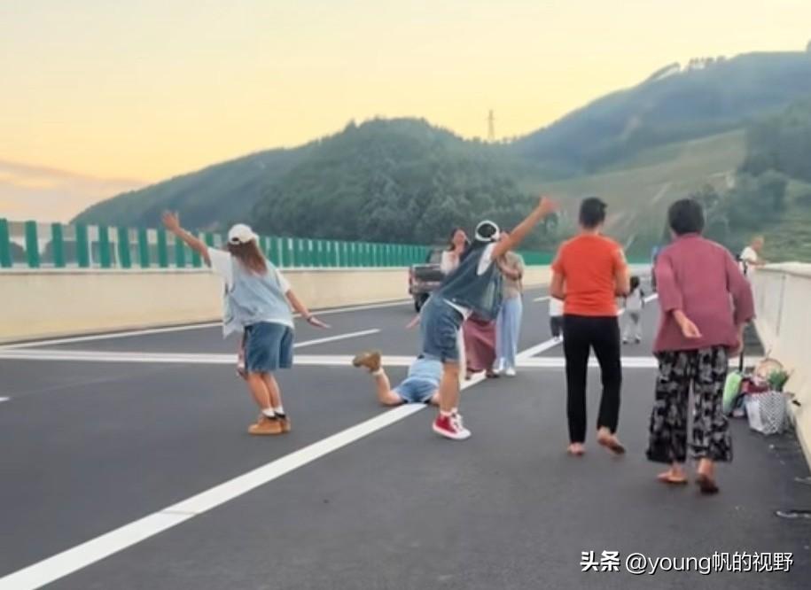在高速路或者快速路上这样游玩拍照打闹，心那么大的吗？最近有网友拍摄到，在一处山区