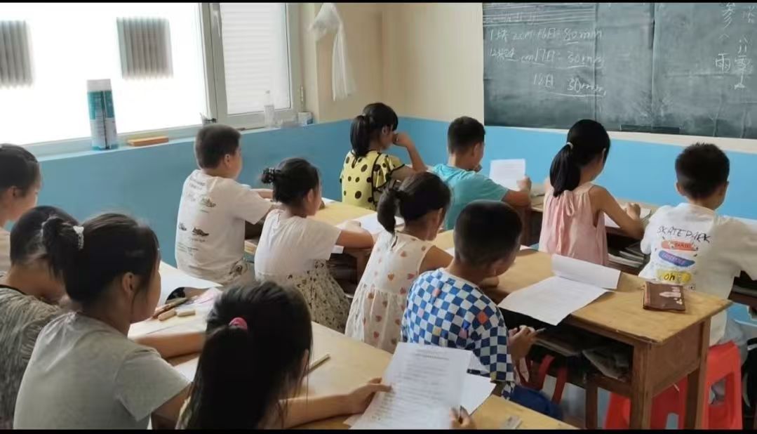 秦岭笑谈[超话]“双减”落地暑期：轻作业+优托管，护航快乐假期    暑假期间，