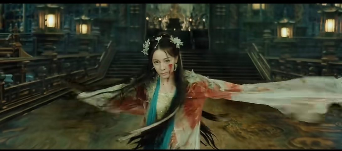 迪丽热巴白日提灯打戏 迪丽热巴战损破碎感直接封神，贺思慕以一敌百浴血奋战，伤痕累