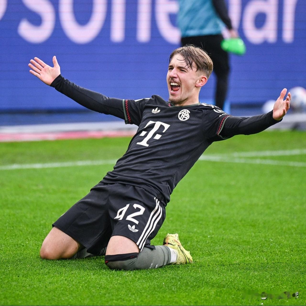 阿森纳、切尔西和曼城的球探已经观察了 17 岁的拜仁慕尼黑和德国前锋伦纳特·卡尔