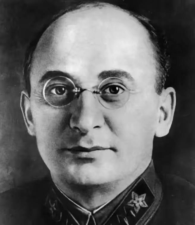 [月亮]1953年斯大林刚闭眼，那个最不起眼的胖子，反手就给了贝利亚一枪，谁也没