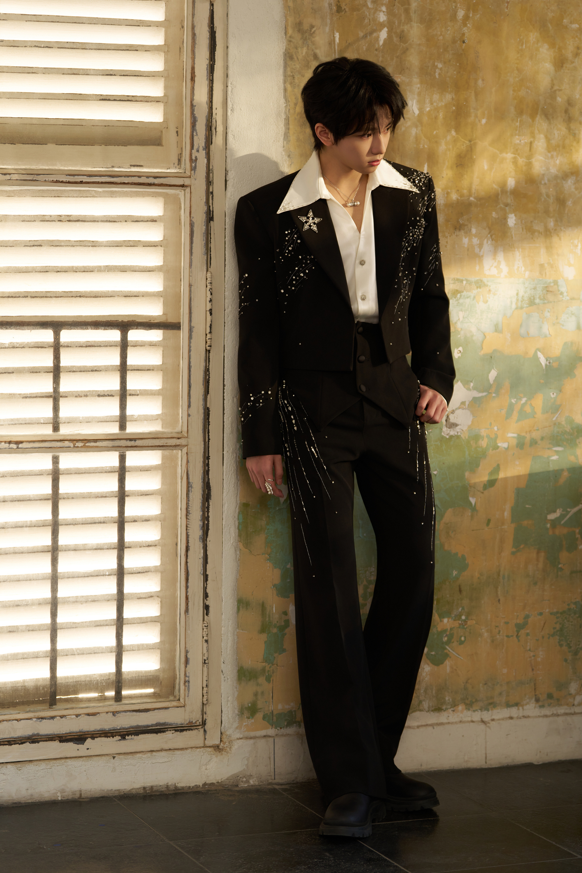 穆祉丞出发时刻 穆祉丞帅气的嘞！碎钻黑西装➕珍珠项链亮晶晶✨穆祉丞碎钻黑西装