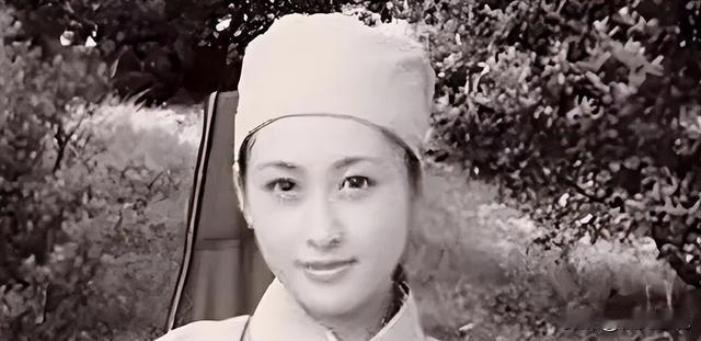 1950年，一次剿匪战斗中，一战士死死地盯住女尼姑，排长不禁气得青筋暴突：“敢违