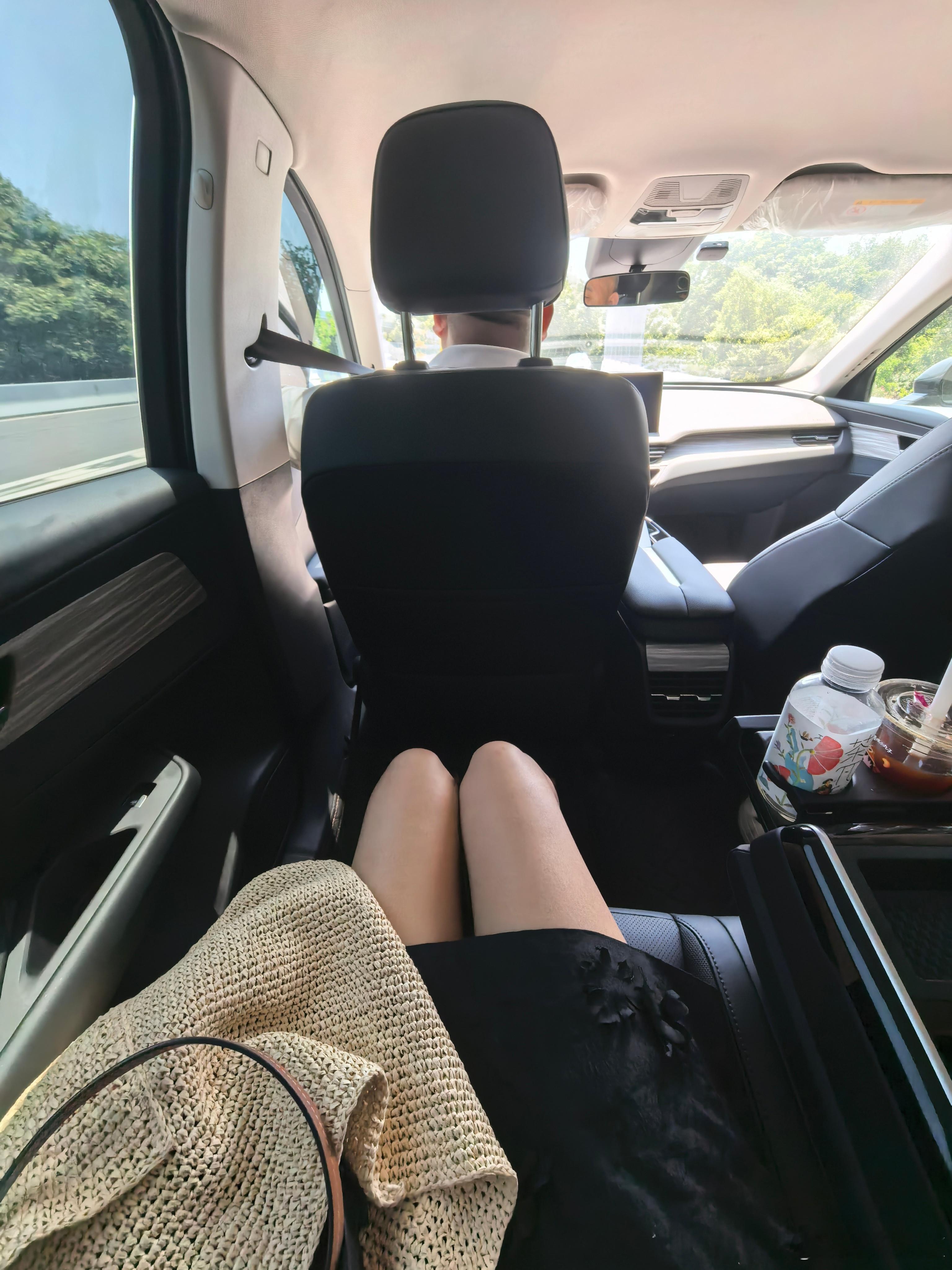 这天气太热了这个时候座椅通风真的是刚需，哪怕车里空调再低，后背都好闷[跪了] ​