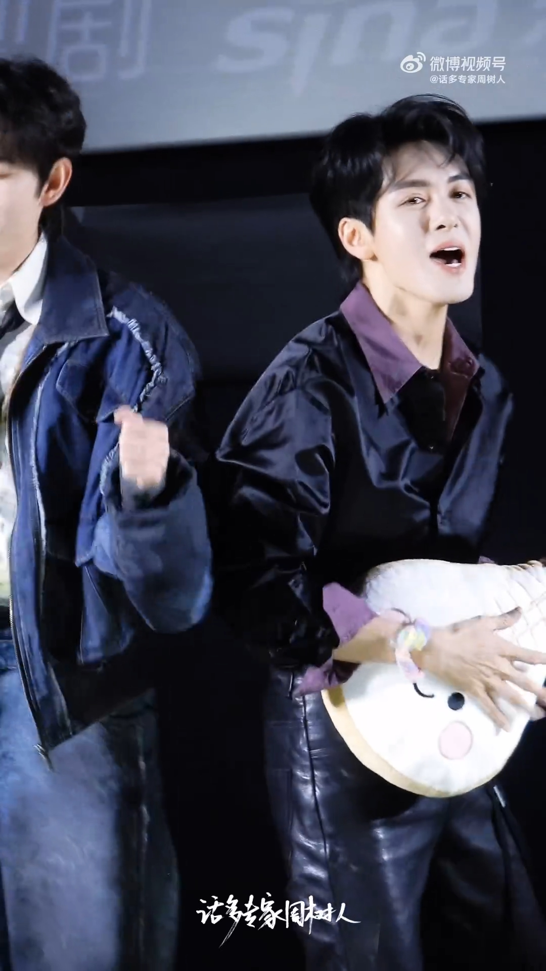 曾舜晞把琵琶当吉他弹曾舜晞零帧起手弹琵琶哈哈哈哈哈曾舜晞这是把琵琶当吉他弹啊，哇