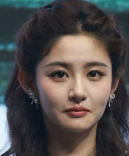 她怎么人山人海的，缺了点辨识度 ​​​