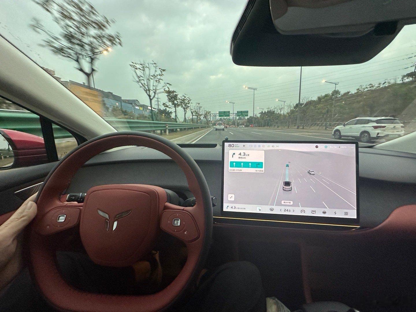 辅助驾驶陪我下班，今天换了红旗天工05，这台车听说最近优惠很大，带辅助驾驶的55