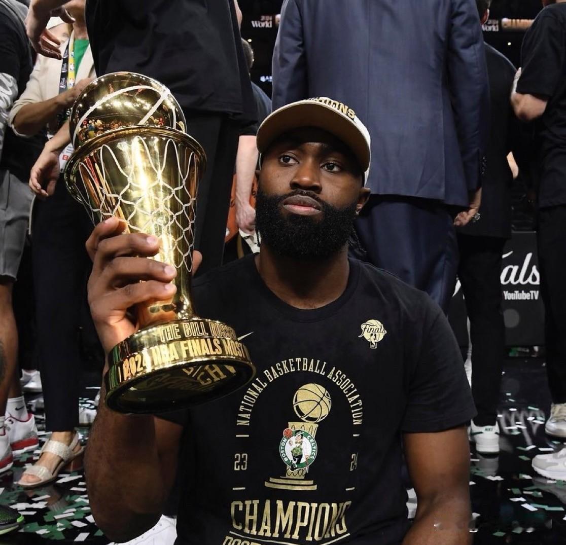 两年即易主！布朗成历史第二快被交易FMVP
 
北京时间7月2日，NBA休赛期迎