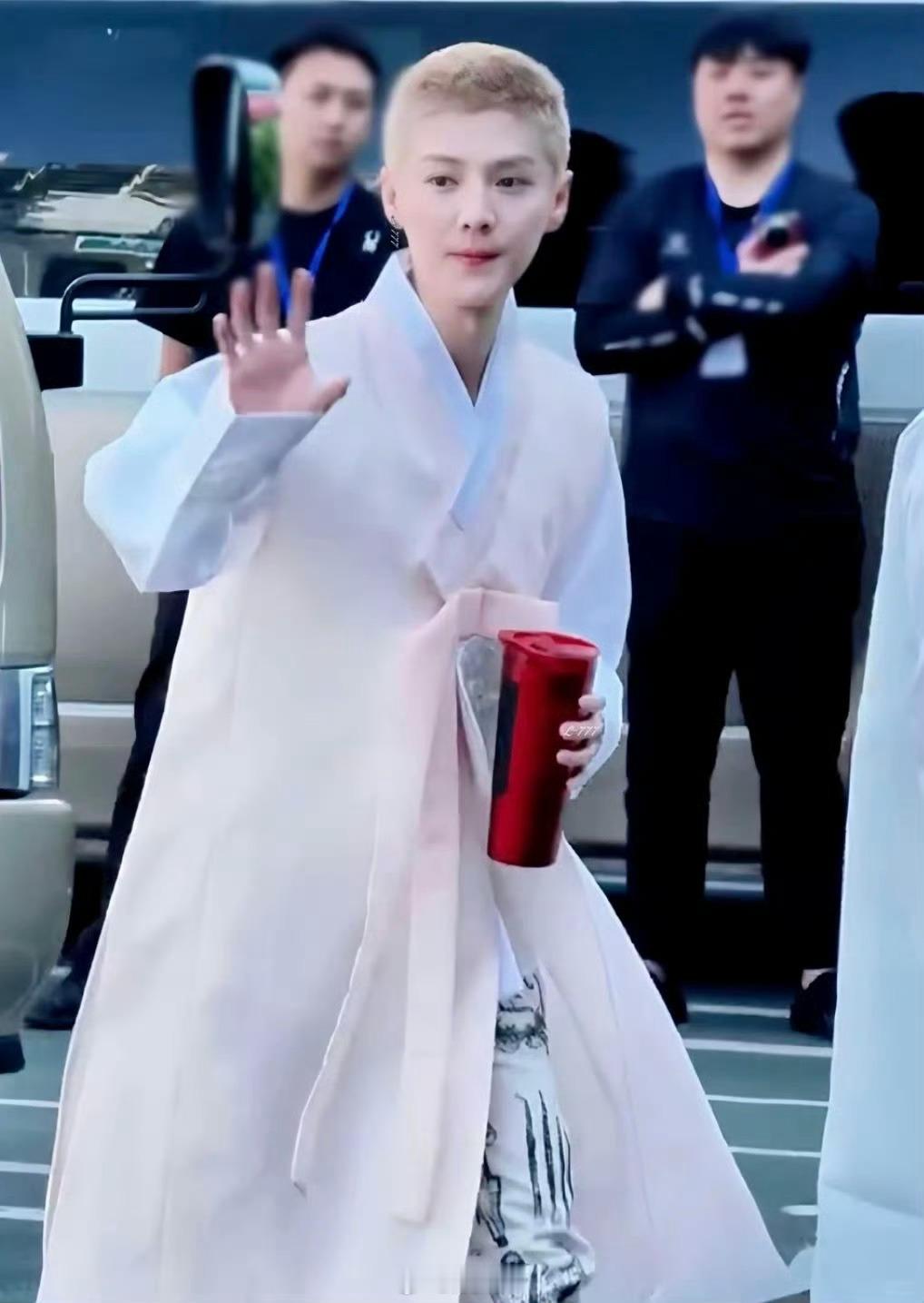 鹿晗这就是京圈佛子吗鹿晗的造型驾驭能力一如既往的强 