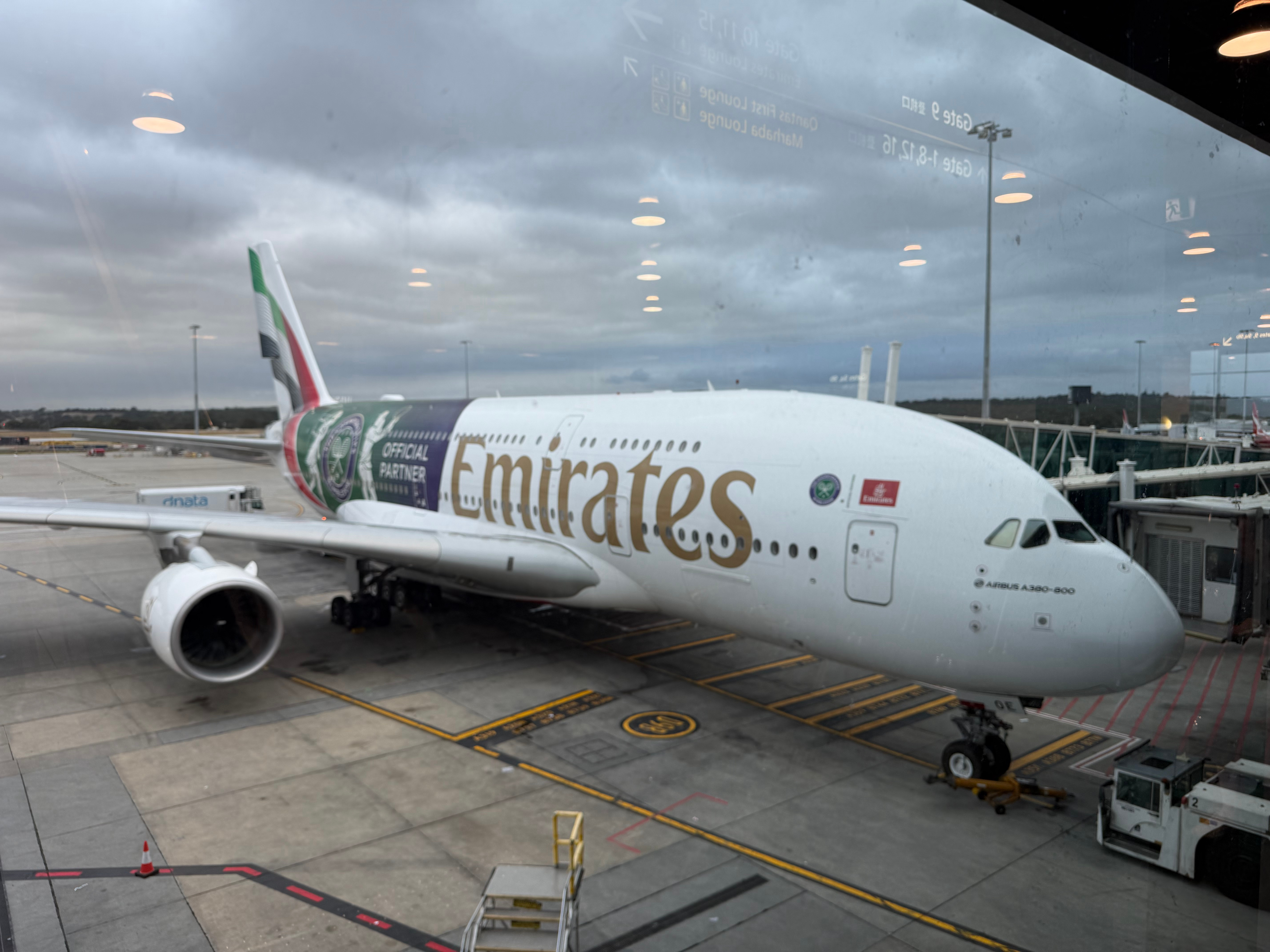 有个现象，和上次法兰克福回来一样。就是买了蒙卡和lv的人在经济舱排队，一身优衣库