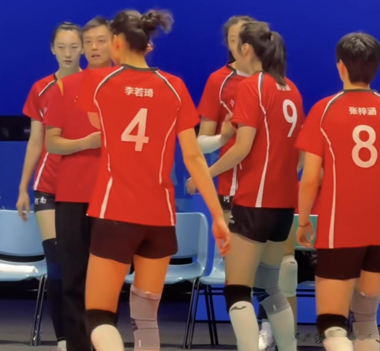 朱婷今天走路都一瘸一拐的了[流泪][流泪]怪不得今天河南女排不让朱婷首发啊，走路