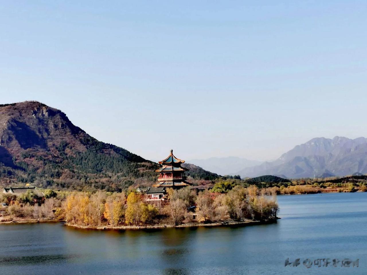 十三陵水库景区的栈道修建的非常完善，沿着山脊绕山一周形成闭环，爬起来一点不费力。