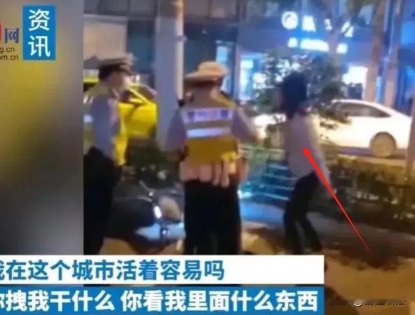 上海，女子李婉如刚刚结束了一天的加班，骑着她的电动车匆匆踏上归家路。然而，这条路
