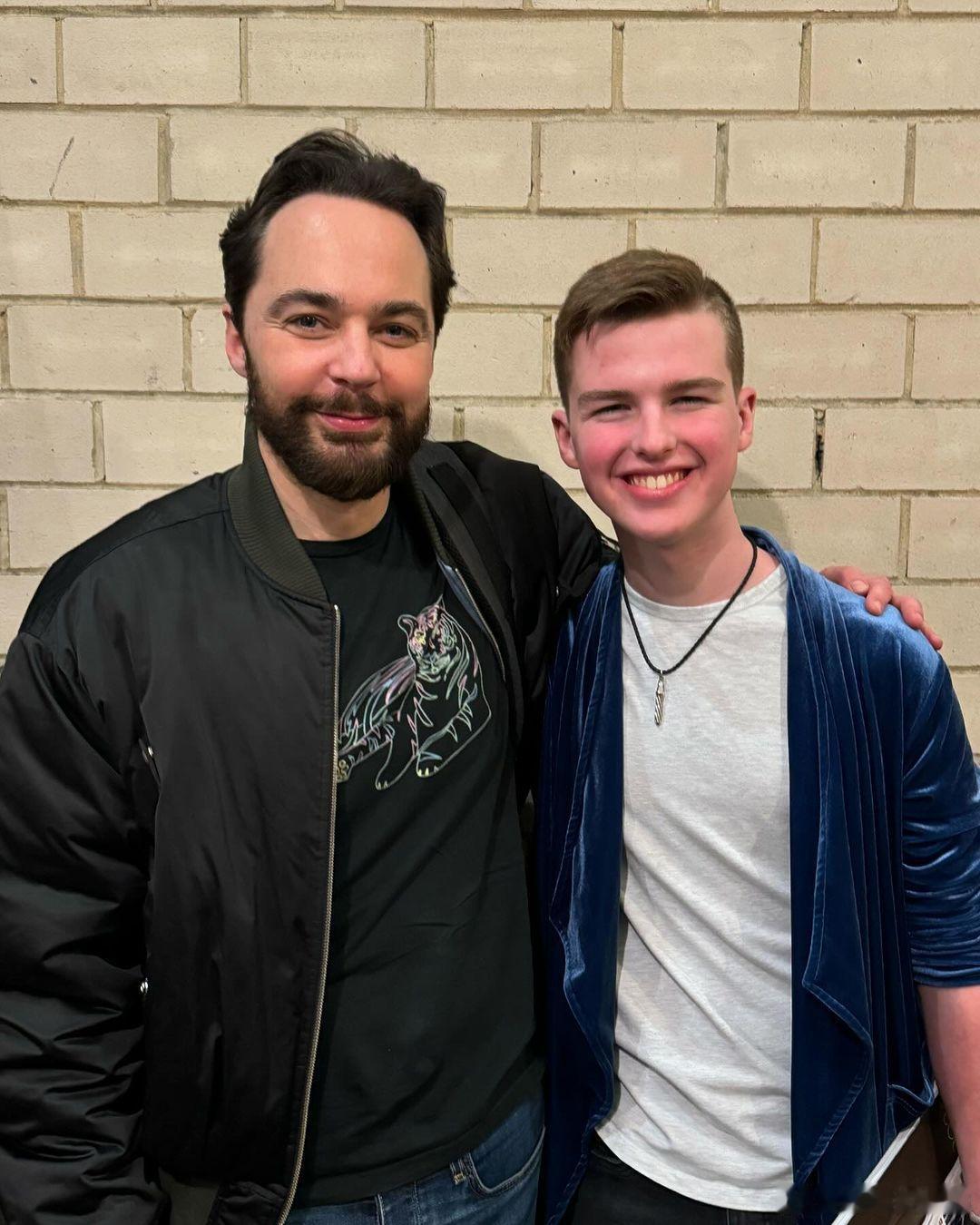 【大小谢耳朵重聚】《小谢尔顿》男主伊恩·阿米蒂奇晒与“谢耳朵”吉姆·帕森斯的合影