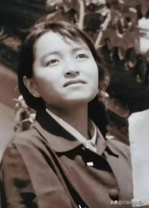 1995年12月，洛阳一间不足十平米的审讯室里，34岁的褚映群把床单撕成布条，搓