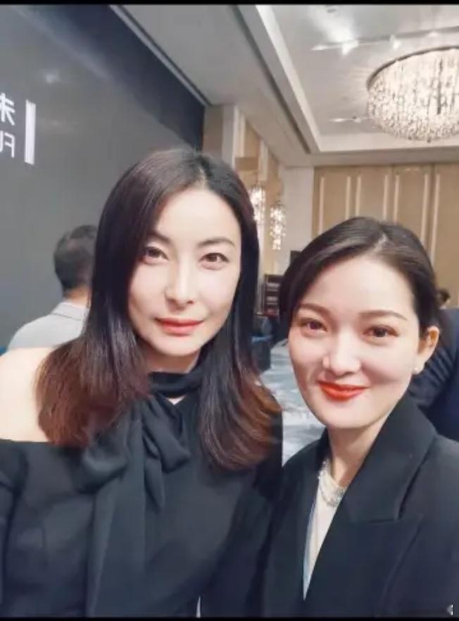 有一种感情，是你在这头我在那头，是隔着山海，我遥遥地思念你。郭晶晶