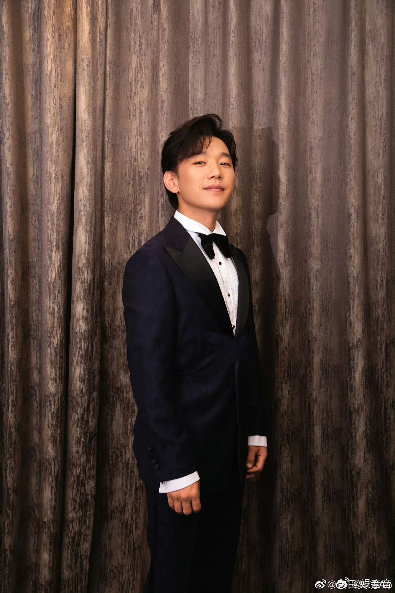 吉克隽逸看中登穿深V的表情这绝对是傲日其愣职业生涯最大胆造型！平时都是低调稳重风