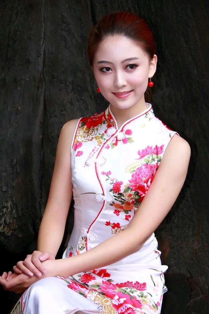 我把一位普通女人和一位女明星的照片放在一起了，只要稍微有点审美的人一眼就可以看出