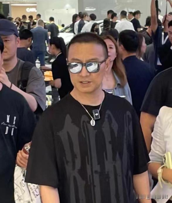 汪峰疑似新恋情曝光！
狗仔曝汪峰母亲节带儿子女儿与一女子聚餐，后续有网友扒出，该