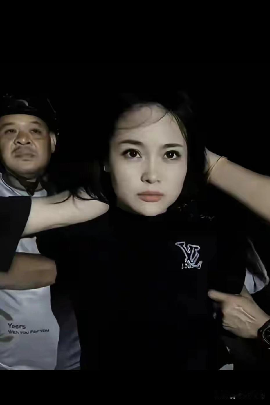 柬埔寨劫囚女子豪情万丈，令无数人崇敬
最近，网络爆出一组越南女子在柬埔寨法院劫囚