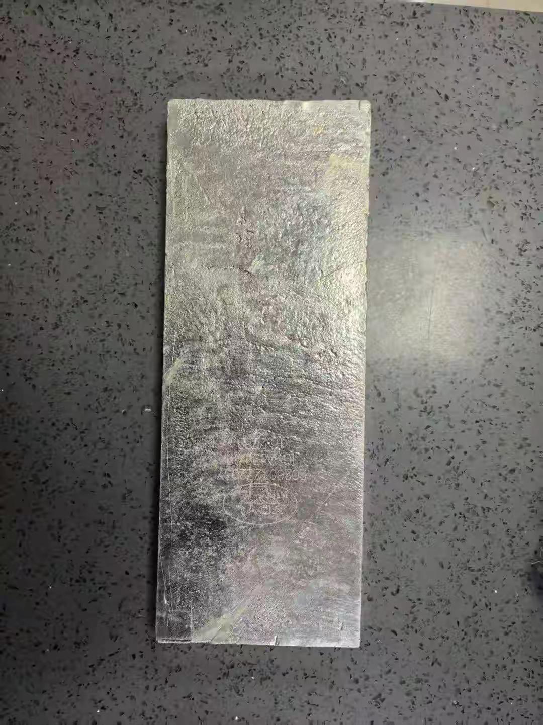 男子及时报警是正确的，寄给自己消除了隐患，又获得了较好的名声，还可能会受到相应的