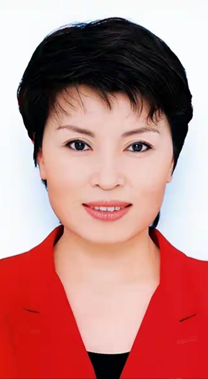 李瑞英，资深播音员、新闻记者，长期主持《新闻联播》。台风大方从容，播报严谨专业，
