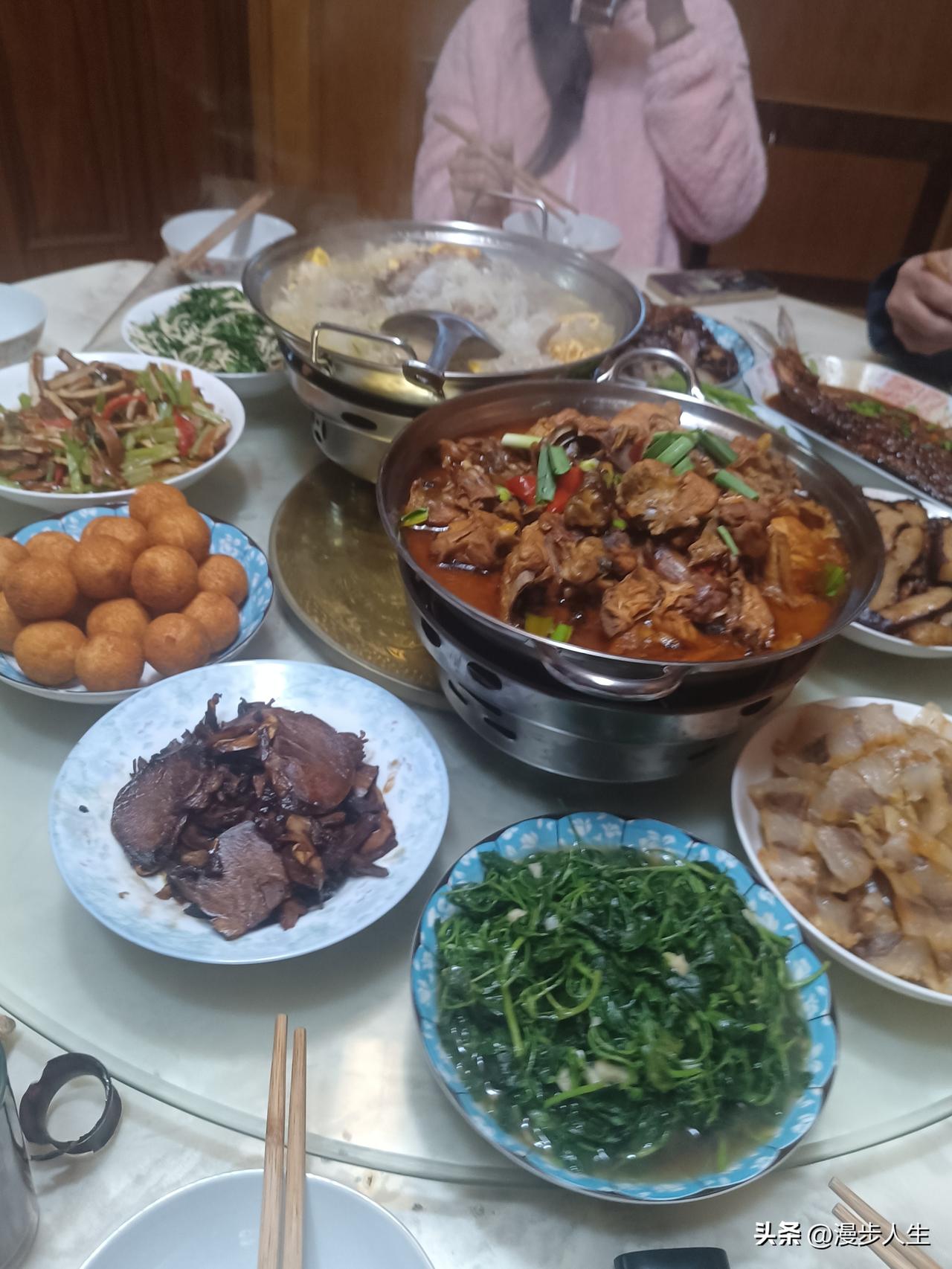 今天是元宵节，下午从南通干回来，妹妹和妹夫也从苏州赶到常熟，老妈烧了一桌子菜，两