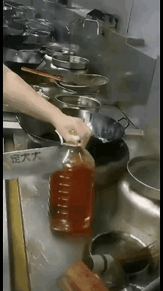 太离谱了！后厨这段画面直接看呆众人，厨师竟拎着菜刀猛砍油桶，金黄的食用油瞬间喷涌