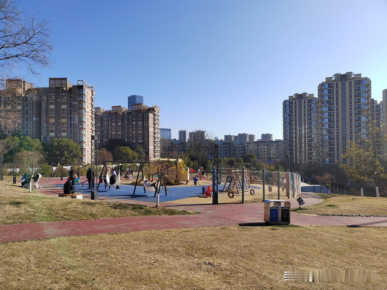 今天上午开车去浦口办事，顺便到白马路附近的狮山公园转了一下，感觉这里变化很大。以