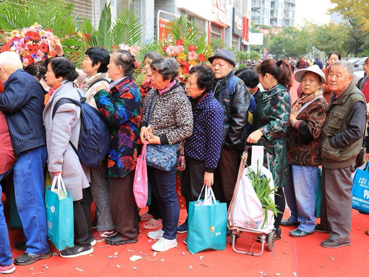 老人爱占小便宜的原因
       老年爱占小便宜现象较为普遍。互联网普及，老人