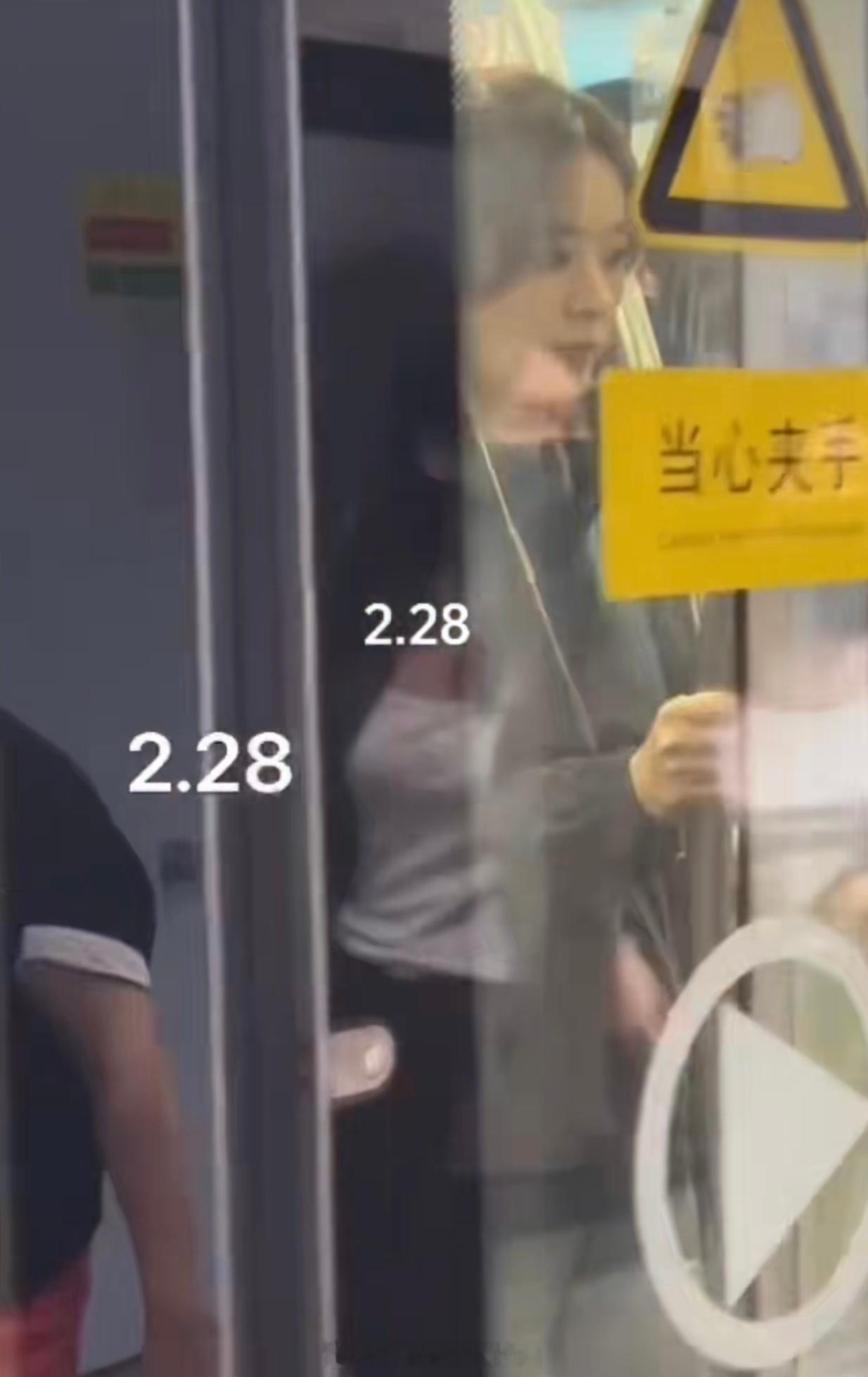 #赵丽颖地铁路透#噢哦莫哦莫，谁懂啊家人们！看到赵丽颖在电视剧《在人间》的地铁路