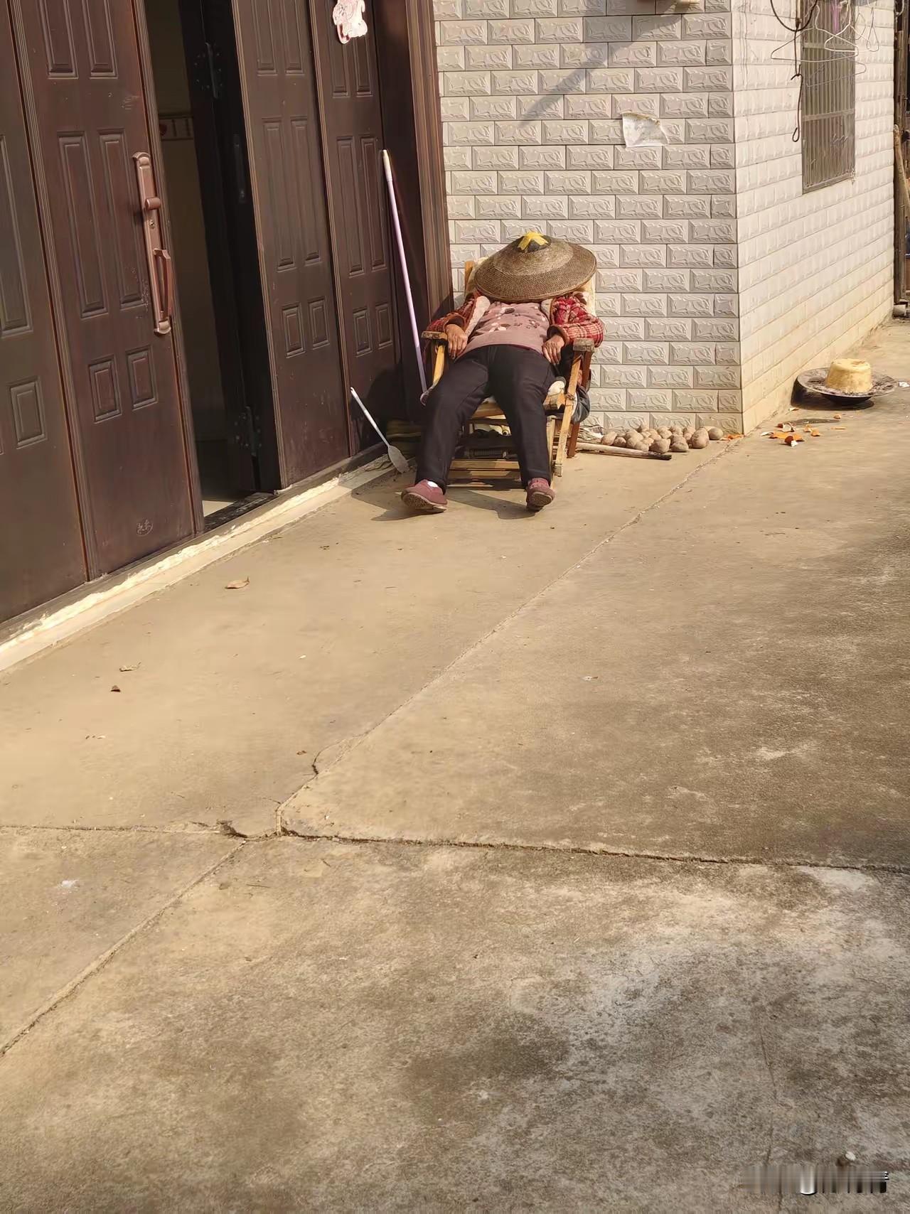 这个婆婆年龄大了，正在晒太阳呢，吃饱等饿。她有个毛病嘴臭。

那叫逮谁骂谁，“