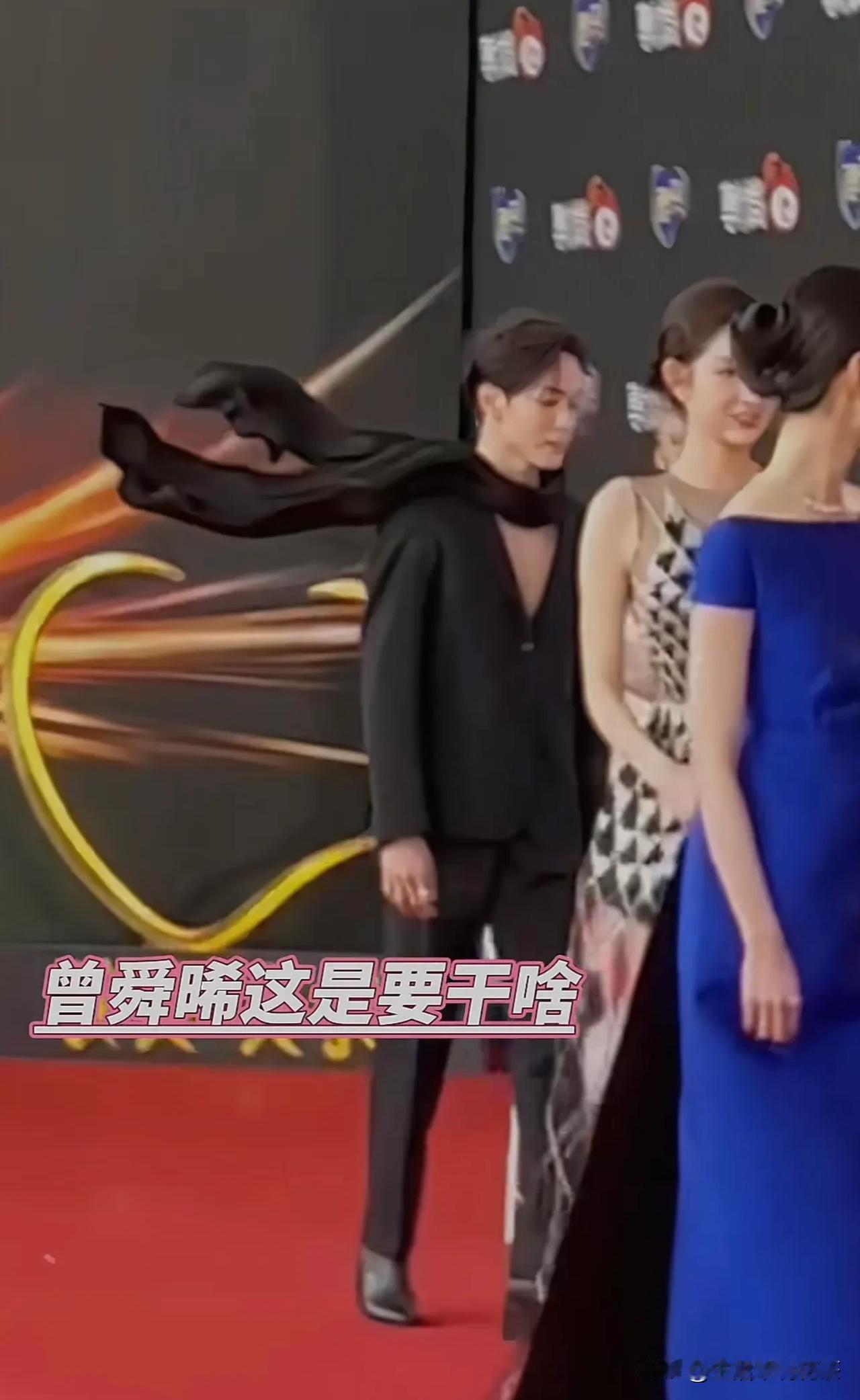 我还以为风大把围巾吹起来了那，仔细一看围巾根本不动，原来就是这样张牙舞爪的，看着
